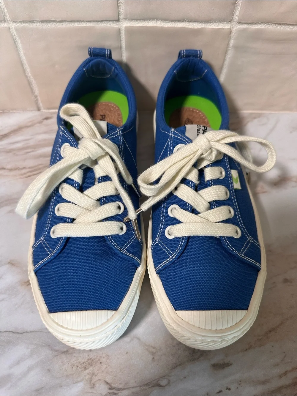 Cariuma OCA Low (Pantone Classic Blue) canvas sneakers. Size 6.5